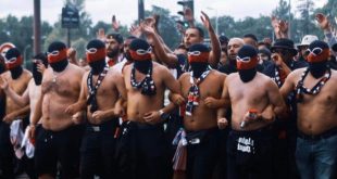 Ultras del PSG en la previa de un partido frente al Lens.