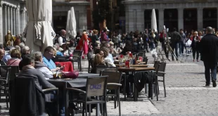 Turistas en una terraza de la Plaza Mayor de Madrid.