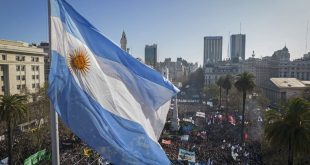 Índice de riesgo país de Argentina cayó a su nivel más bajo en tres años