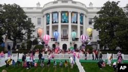 La carrera anual de huevos de Pascua de la Casa Blanca comienza en el jardín sur de la Casa Blanca en Washington, el lunes 1 de abril de 2024.