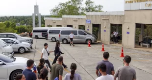 Silvia Bronchalo (c), madre de Daniel Sancho, acude a la segunda sesión del juicio contra su hijo.