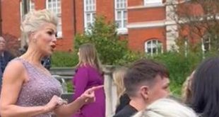 Mientras Hannah Waddingham bajaba las escaleras y posaba para los fotógrafos, durante una entrega de premios en Londres, uno de ellos le preguntó si podía apartar su vestido para enseñar una pierna.