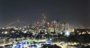 El sistema de defensa aérea israelí Cúpula de Hierro, en el momento de interceptar un ataque.