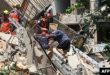 Esta fotografía tomada por la Agencia Central de Noticias de Taiwán el 3 de abril de 2024 muestra a trabajadores de emergencia ayudando a un sobreviviente tras ser rescatado de un edificio dañado en la ciudad de Nuevo Taipei, después de que un gran terremoto azotara Taiwán.