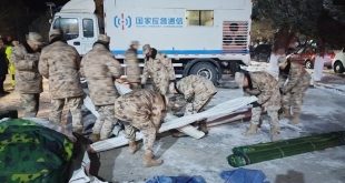 Los equipos de rescate instalan tiendas de campaña en el municipio de Yamansu, en la región de Xinjiang (China) tras el terremoto.