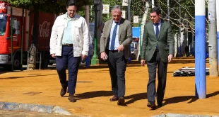 El alcalde (en el centro) junto a los delegados de Urbanismo y Derechos Sociales, visitando las obras de rebaje de los vados en la Feria