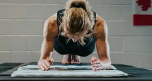 Una mujer de 58 años rompe el récord Guinness de plancha abdominal con 4,5 horas