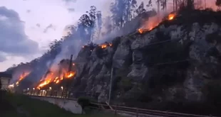 el fuego se extiende a 20 municipios y corta vías del tren