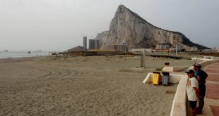 Gibraltar asiste a un buque granelero tras colisionar con otro barco en una maniobra en la Playa de levante de la Línea de la Concepción.