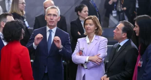 Stoltenberg (en el centro) conversa durante la cumbre de ministros de la OTAN junto a Albares (segundo por la derecha)