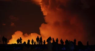 La erupción ha atraído a algunas personas, que se han acercado a ver la lava y las columnas de humo de la actividad volcánica entre Hagafell y Stóri-Skógfell.