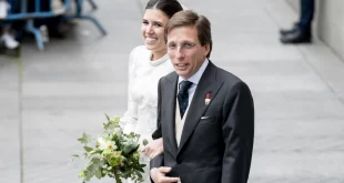 El alcalde de Madrid, José Luis Martínez-Almeida, sale junto a su ya esposa, Teresa Urquijo, de la iglesia de San Francisco de Borja.