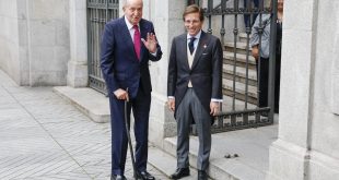 El alcalde de Madrid, José Luis Martínez-Almeida (d), saluda al rey emérito Juan Carlos I este sábado a las puertas de la iglesia de San Francisco de Borja de Madrid antes de contraer matrimonio con Teresa Urquijo.