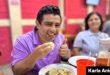 Alberto Orellana degustando pupusas en El Salvador. (Fotografía Karla Arévalo /VOA)