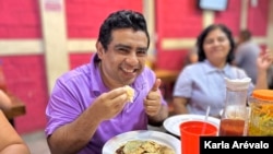 Alberto Orellana degustando pupusas en El Salvador. (Fotografía Karla Arévalo /VOA)