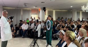 Cientos de médicos cubanos esperan revalidar títulos en Florida con una nueva ley