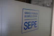 Un logo del SEPE visto en una oficina de empleo del SEPE de Madrid.