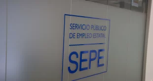 Un logo del SEPE visto en una oficina de empleo del SEPE de Madrid.