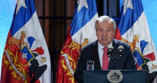 El Secretario General de las Naciones Unidas, António Guterres, habla durante declaraciones a la prensa en el marco de una visita oficial al Palacio de La Moneda con motivo del Día Mundial de la Libertad de Prensa en Chile, el 02 de mayo de 2024 en Santiago, Chile.