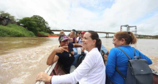 María Corina Machado supera obstáculos y llega a Apure en canoa