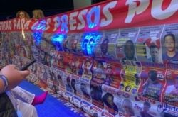 Un enorme cartel con los rostros de los más de mil presos políticos cubanos en las cárceles de la isla, desplegado en la convención de Vox en Madrid, "Europa Viva 24".