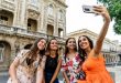 Varias jóvenes se hacen un 'selfie' en La Habana.