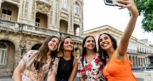 Varias jóvenes se hacen un 'selfie' en La Habana.