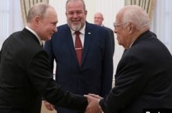 El presidente ruso Vladimir Putin, junto al viceprimer ministro cubano Ricardo Cabrisas Ruiz y el primer ministro cubano Manuel Marrero Cruz, en el Kremlin en Moscú, Rusia, el 14 de junio de 2023. Sputnik/Mikhail Metzel/Pool vía REUTERS