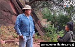 La periodista Miriam Jemio en una cobertura sobre temática ambiental.