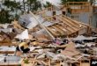 Valerie Bernhardt mira a través de los escombros en su casa dañada por una tormenta el jueves 9 de mayo de 2024 en Columbia, Tennessee, EEUU. (Foto AP/George Walker IV)