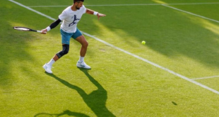 Djokovic llega a Wimbledon con protección en la rodilla tras operación