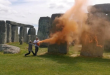 Dos activistas ecológicos rociaron con pintura naranja el famoso monumento megalítico de Stonehenge en Inglaterra (VIDEO)