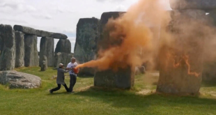 Dos activistas ecológicos rociaron con pintura naranja el famoso monumento megalítico de Stonehenge en Inglaterra (VIDEO)