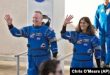 Los astronautas de la NASA Butch Wilmore, izq, y Suni Williams saludan antes de dirigirse a la plataforma de lanzamiento, el 5 de junio de 2024, en Cabo Cañaveral. (AP/Chris O'Meara)