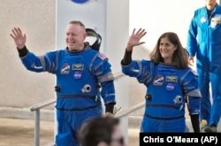 Los astronautas de la NASA Butch Wilmore, izq, y Suni Williams saludan antes de dirigirse a la plataforma de lanzamiento, el 5 de junio de 2024, en Cabo Cañaveral. (AP/Chris O'Meara)