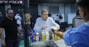 Edmundo González se hace viral por pararse a comer perros calientes luego de su recorrido por el municipio Sucre