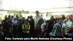 Richard Sarduy junto a niños refugiados en un campamento en Malasia