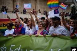 Mariela Castro, directora del Centro Nacional de Educación Sexual de Cuba, y Lis Cuesta Peraza, esposa de Díaz-Canel, presiden una marcha del orgullo gay en La Habana, Cuba, el 13 de mayo de 2023. (Foto AP/Ramon Espinosa)