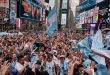 Miles de argentinos se juntaron en Times Square para alentar a la selección y saludar a Messi en su cumpleaños.