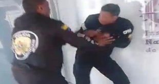 Un jefe policial de Venezuela es investigado por agredir e insultar a un subalterno