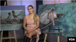 La artista María Esther Panesso con algunas de sus obras durante una entrevista con la Voz de América. FOTO: Johan Reyes, VOA.