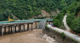 11 muertos y docenas de desaparecidos tras derrumbe de un puente por inundaciones y tormentas