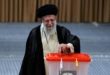 El líder supremo de Irán, ayatolá Alí Jamenei, vota en la segunda ronda de la elección presidencial, el viernes 5 de julio de 2024, en Teherán.
