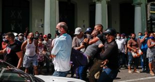 Falso que "nadie salió con armas" a reprimir el 11J y otras desinformaciones del gobierno cubano