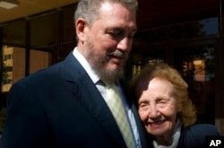 Mirta Díaz-Balart durante uno de sus viajes a Cuba el 14 de noviembre de 2008, abrazada junto a su hijo, Fidel Castro Díaz Balart, quien llegó a ser Asesor Científico del Consejo de Estado y Vicepresidente de la Academia de Ciencias de Cuba. AP Photo/Ismael Francisco/PL