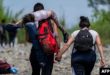 (ARCHIVO) Migrantes caminan por la selva cerca de la aldea de Bajo Chiquito, el primer control fronterizo de la provincia de Darién en Panamá, el 22 de septiembre de 2023. (Foto Luis ACOSTA / AFP)