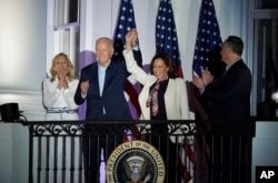 El presidente Joe Biden y la vicepresidenta Kamala Harris se dan la mano al llegar a ver los fuegos artificiales del 4 de julio desde el balcón de la Casa Blanca en Washington, el jueves 4 de julio de 2024. (Foto AP/Susan Walsh)