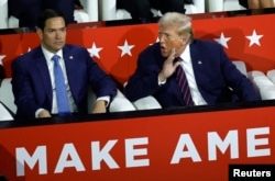 El candidato presidencial republicano y expresidente estadounidense Donald Trump se sienta junto al senador Marco Rubio (R-FL) mientras asiste al día 3 de la Convención Nacional Republicana (RNC), en el Foro Fiserv en Milwaukee, el 17 de julio de 2024. REUTERS/Marco Bello