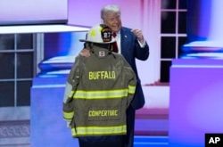 Trump rindió homenaje a Corey Comperatore, el hombre asesinado en el tiroteo del sábado. Trump tenía el equipo de extinción de incendios de Comperatore en el escenario, se acercó y besó su casco de bomberos.