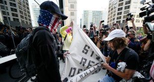 Arrestan a manifestantes afuera de consulado de Israel en Chicago en segundo día de Convención Demócrata